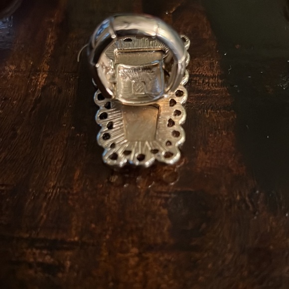 NWOT Beautiful gold ring with green and yellow design. Stretchy band - Picture 2 of 3